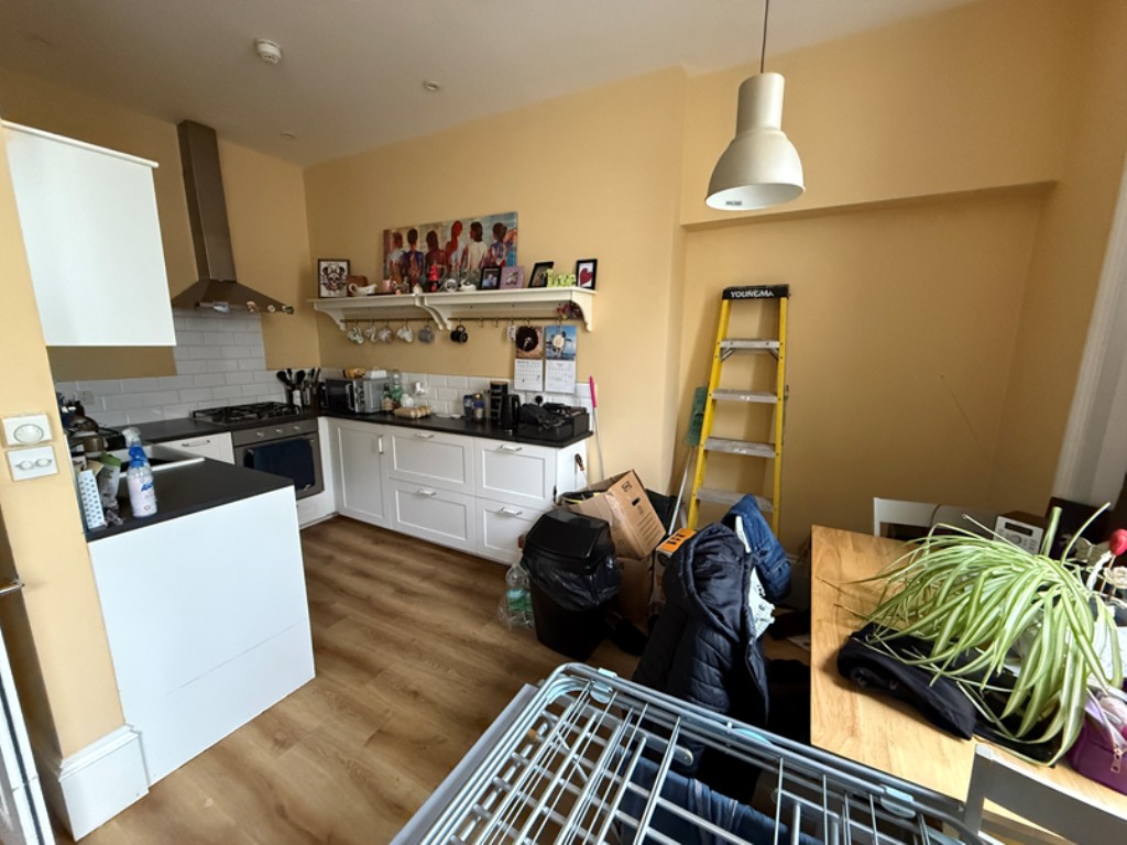 Lot: 72 - FREEHOLD COMMERCIAL & RESIDENTIAL BLOCK - 